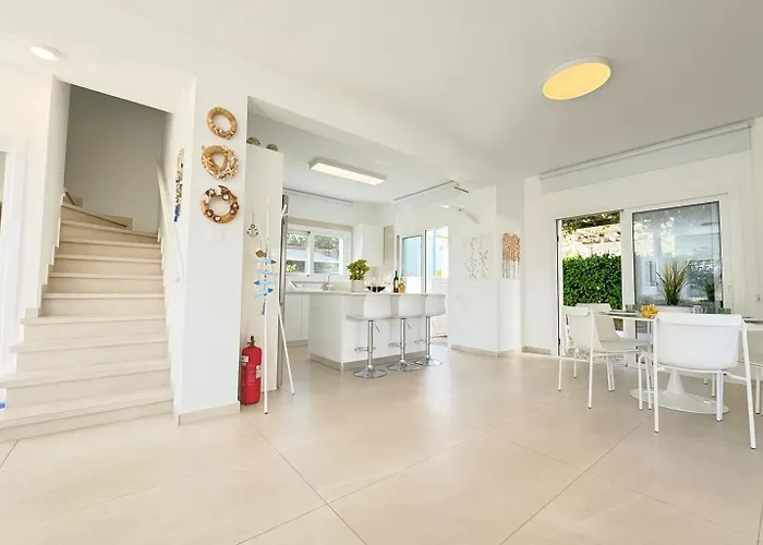 ヴィラ Seaside Sunrise Familly パラリムニ