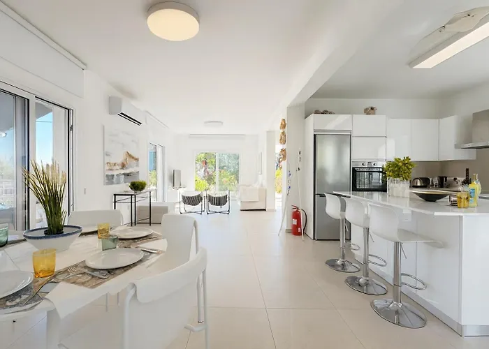 Seaside Sunrise Familly Villa Paralimni